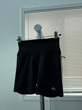 ALO Yoga Airlift energy shorts